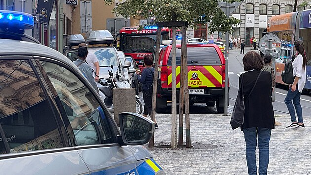 Ve Vodikov ulici provuj policist odloen zavazadlo. (17. ervence 2025)