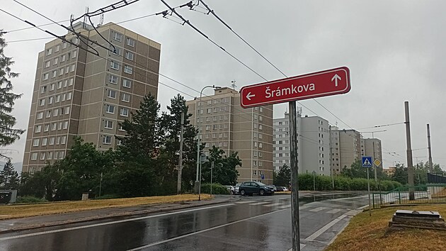 Krtce ped tvrt na jednu pijali policist oznmen o vstelu v st nad Labem. Ozval se z jednoho z byt v Dobticch ve rmkov ulici. (12. ervence 2025)