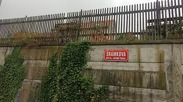 Krtce ped tvrt na jednu pijali policist oznmen o vstelu v st nad Labem. Ozval se z jednoho z byt v Dobticch ve rmkov ulici. (12. ervence 2025)