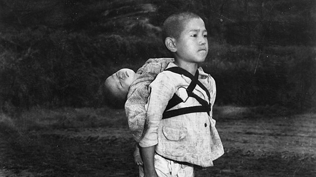 Chlapec nesoucí na zádech mrtvého bratra, foceno v Nagasaki (1945)
