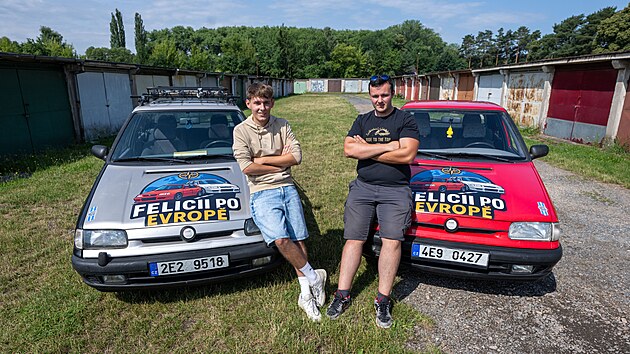 Sedmilenn parta mladk vyrazila se dvma feliciemi z 90. let do Francie. Bhem sedmi dn najela eskem, Nmeckem, Belgi a Franci 4 200 kilometr.