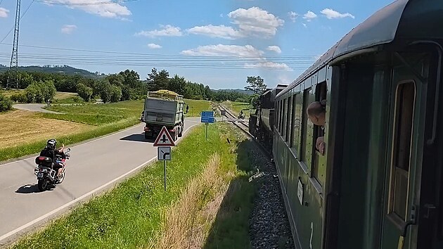 Motork u Velkch Opatovic vjel na elezninm pejezdu ped projdjc parn vlak.