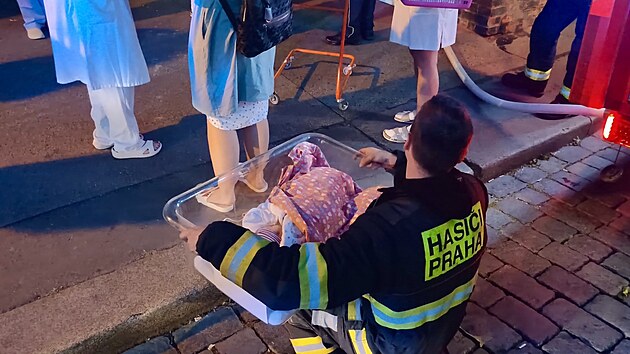 V pra�ském Apoliná�i vzplanul automat na kávu. Hasi�i budovu evakuovali. (19....