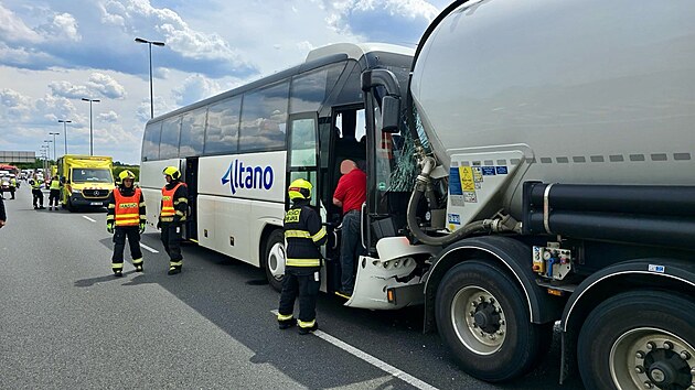 Na D7 u ruzyskho letit se srazil autobus s dtmi a cisterna (14. ervence 2025)