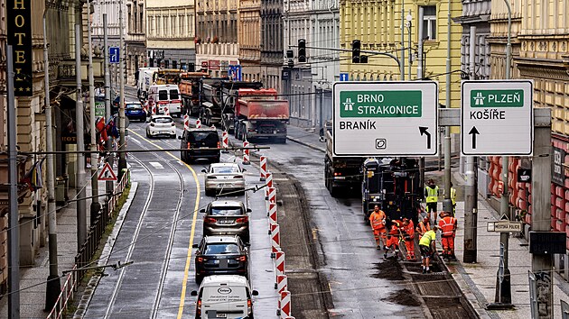 Rekonstrukce vozovky v ulici Plzesk. (16. ervence 2025)