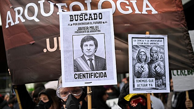 Demonstranti v kostmech a s cedulemi odkazujcmi na komiksovou sci-fi postavu Eternauta se astn protestu argentinskch vdc a vzkumnk proti ekonomickm krtm vldy prezidenta Javiera Mileiho. (28. kvtna 2025)