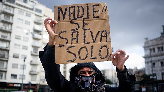 Protestant dr cedule s npisem Nadie se salva solo - ze panltiny nikdo se nezachrn sm, odkazujc na seril The Eternaut.