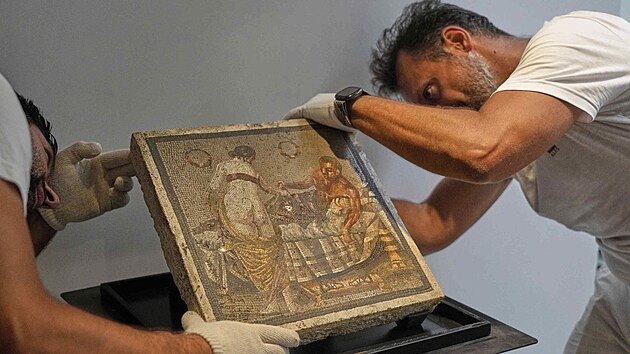 Restauráto�i vystavili �ímskou mozaiku zobrazující milenecký pár v...