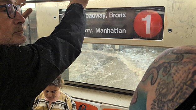 Siln bouky zashly severovchod Spojench stt a vyvolaly bleskov povodn, kter ochromily veejnou dopravu v New Yorku. (14. ervence 2025)