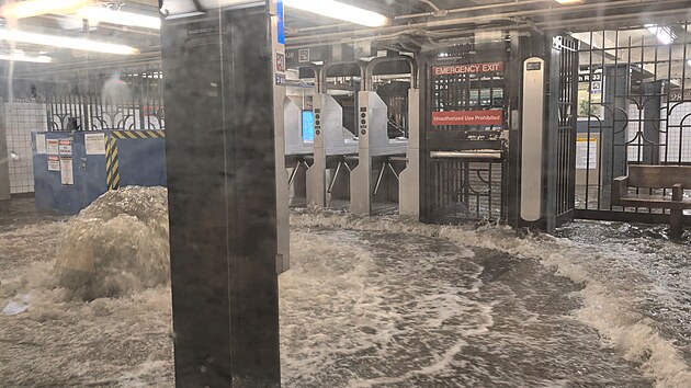 Siln bouky zashly severovchod Spojench stt a vyvolaly bleskov povodn, kter ochromily veejnou dopravu v New Yorku. (14. ervence 2025)