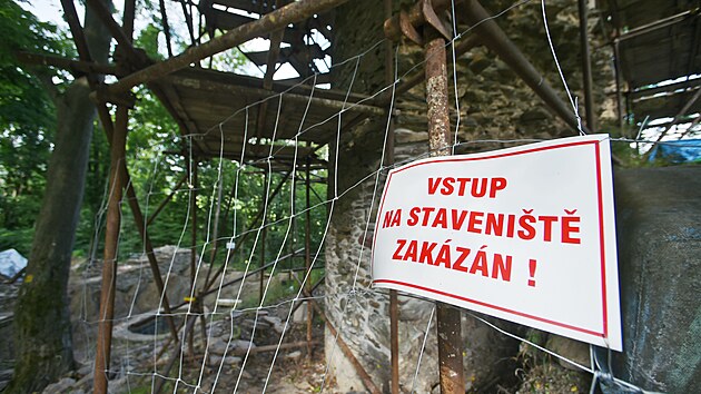 Hrad Pyolec sice zejm nepeil vce ne jedno stolet existence, ale jeho torzo je dodnes psobiv. Dobrovolnci ho u nkolik let zkoumaj a zajiuj.