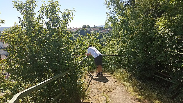 Vyhldka je obrostl stromy a kei, proto nen odspodu prakticky vbec vidt. Vhledu na msto vak zele nebrn.