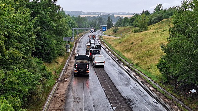 Rekonstrukce silnice 38 v Jihlavskm tunelu a navazujc sti obchvatu msta probhaj i za ne zrovna idelnho poas. Nasazeny tu jsou hned dv frzy.