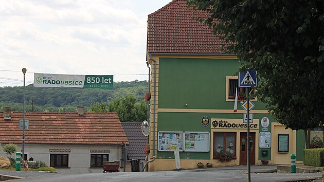 Hned dv velk udlosti letos oslavuj Radovesice na Litomicku  vro 850 let od prvn psemn zmnky a tak vtzstv v souti Vesnice roku steckho kraje, kter si pipsaly ped nkolika dny. Mstn si na sv obci nejvce cen toho, e zde lid dr pi sob a kon se zde mnoho zajmavch akc.
