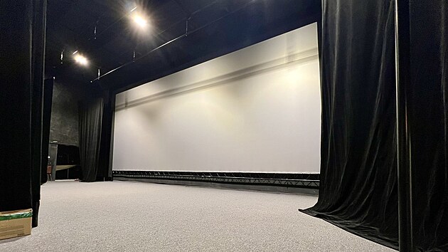 Zmny se dotkly i jevit, kde byla instalovna nov scnick svtla a motorizovan tahy pro divadeln kulisy. Clem bylo pipravit kino na souasn standardy filmov projekce a rozit jeho vyuit pro dal kulturn akce, uvedl f mstsk organizace Kulturn dm a kino Karel Fiala.