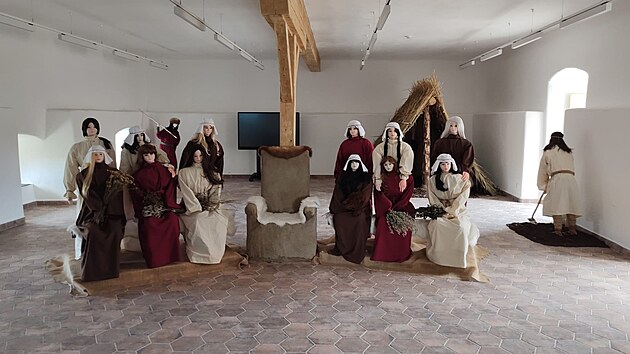Expozice m nvtvnkm piblit obdob starch Slovan v kontextu historickho vvoje ve stedn Evrop.