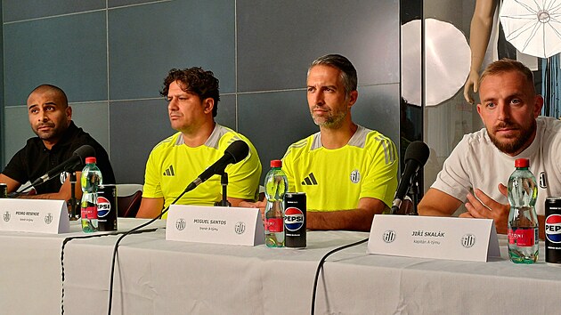 Tiskov konference Dynama a jej astnci (zleva) sportovn editel Michal Miche, trenriPedro Resende a Miguel Santos, pln vpravo kapitn Ji Skalk.