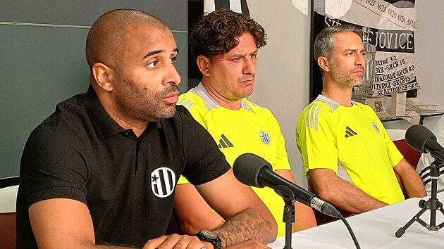 Tiskov konference Dynama a jej astnci (zleva) sportovn editel Michal Miche, treni Pedro Resende a Miguel Santos.