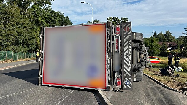 Kamion zstal po nehod v Klatovech leet na boku. To komplikovalo hasim een niku nafty z jeho ndre. (11. ervence 2025)