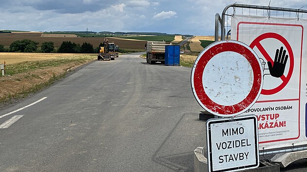 Nov silnice ulev dvma obcm na severu Rokycanska. Hotov bude oproti pedpokladu o pl roku dve.