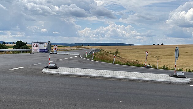 Nov silnice ulev dvma obcm na severu Rokycanska. Hotov bude oproti pedpokladu o pl roku dve.