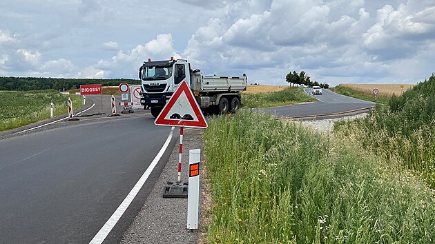Nov silnice ulev dvma obcm na severu Rokycanska. Hotov bude oproti pedpokladu o pl roku dve.