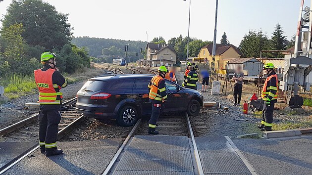 Auto se spcm idiem skonilo v Temon tsn vedle elezninho pejezdu. (15. ervence 2025)