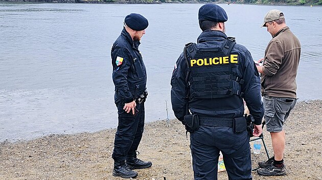 Na kontroly ryb vyrej jak policist, tak zstupci rybskch organizac.