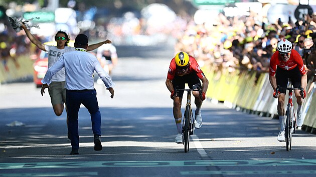 Protiizraelský aktivista naru�il dojezd jedenácté etapy Tour de France.
