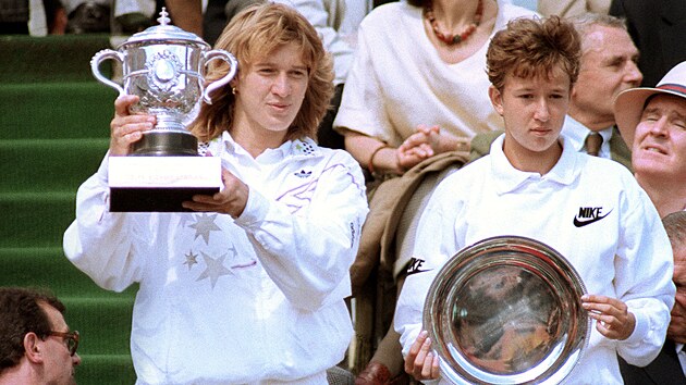 Steffi Grafov (vlevo) pzuje s pohrem pro vtzku Roland Garros 1988, Nataa...