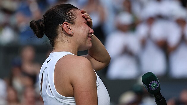 Amanda Anisimovová plá�e kv�li proh�e 0:6, 0:6 ve finále Wimbledonu.