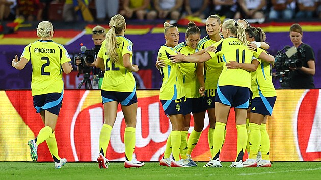 �védské fotbalistky slaví gól v zápase na mistrovství Evropy proti N�mecku.