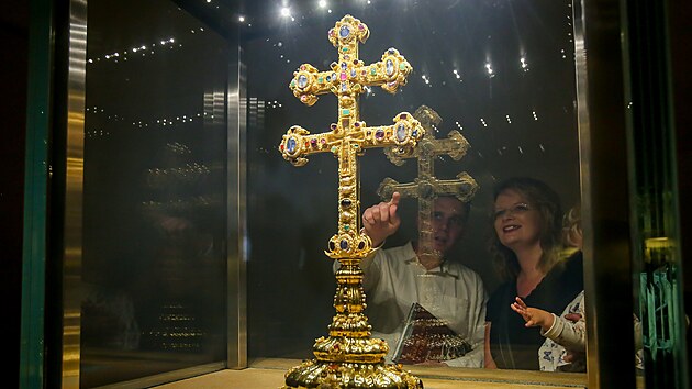 Z�vi��v k�� (n�mecky Zawisch Kreuz) je dvouramenn� st�edov�k� relikvi��ov� k�� ze zlata, vysok� 70 centimetr�, zdoben� filigr�nem, pos�zen� cenn�mi drahokamy a perlami, zhotoven� pravd�podobn� mezi l�ty 1220�1230. Do st�edu k��e byla vsazena relikvie prav�ho k��e, na kter�m zem�el Je�� Kristus. Podle pr�zkum� je tento kus cedrov�ho d�eva, m���c� na v��ku dvacet centimetr�, star� dva tis�ce let.