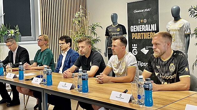 FC Hradec Krlov a zstupci msta pedstavuj novinky ped zahjenm ligov sezony. (15. ervence 2025)