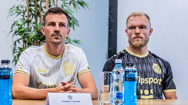 Fotbalist FC Hradec Krlov Vladimr Darida a Mick van Buren v novch dresech hradeckch votrok na tiskovce ped zahjenm sezony. (15. ervence 2025)