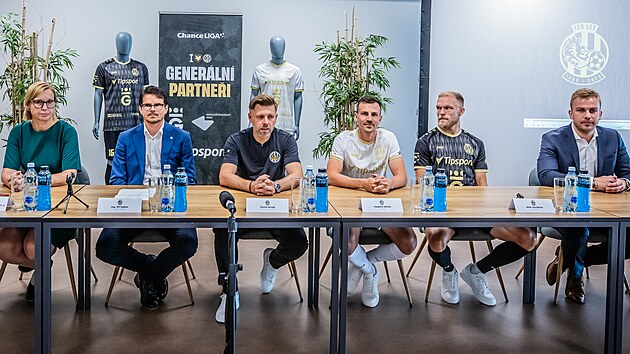 FC Hradec Krlov a zstupci msta pedstavuj novinky ped zahjenm ligov sezony. (15. ervence 2025)