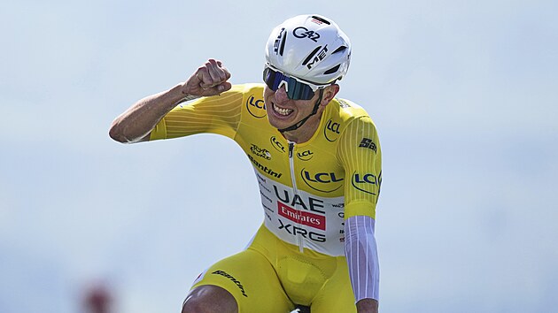 Tadej Poga�ar slaví triumf v náro�né horské �asovky ve 13. etap� Tour de France.