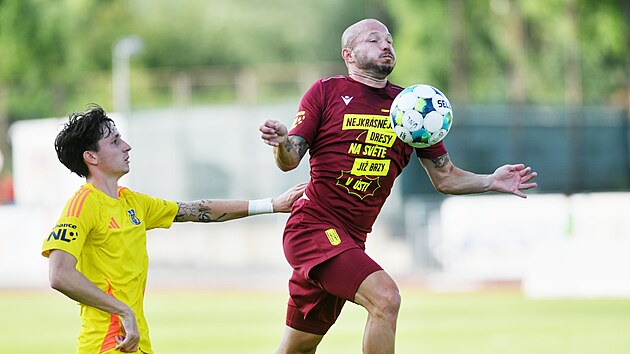 Tom Vondrek z st nad Labem si zpracovv balon v utkn s Jihlavou.