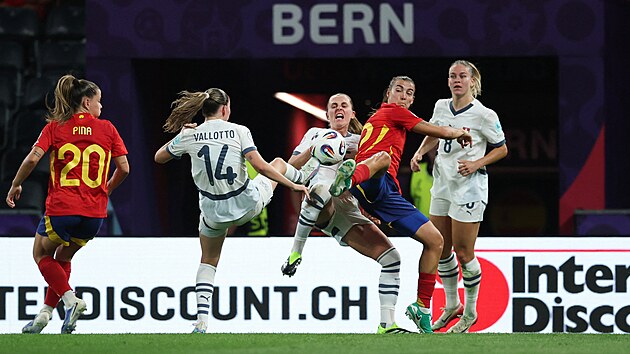İspanyol futbolcular Euro Çeyrek Finallerinde İsviçre'yi elendi