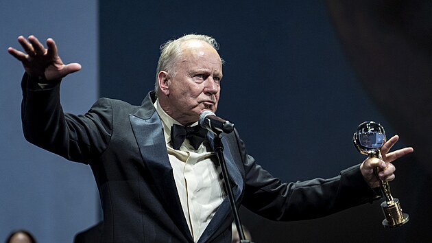 Stellan Skarsgård p�eb�r� K�i���lov� gl�bus za mimo��dn� um�leck� p��nos sv�tov� kinematografii (12. �ervence 2025).