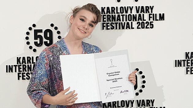 Kateina Falbrov ukazuje zvltn uznn, kter j hlavn porota udlila za vkon ve filmu Sbormistr (12. ervence 2025)
