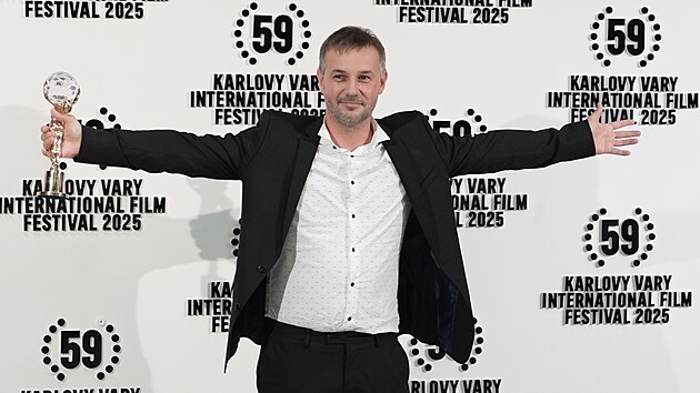 Reisr Miro Remo se raduje z hlavn ceny, kterou dostal jeho film Radji zelet v divoin (12. ervence 2025)
