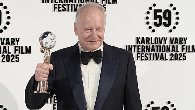 Stellan Skarsgård hrd ukazuje Kilov glbus za mimodn umleck pnos svtov kinematografii
(12. ervence 2025).