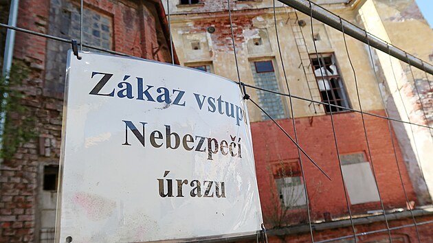 Nkdej paprnu v Hostinnm koupila od msta spolenost Coop Development, kter tu plnuje drustevn byty.