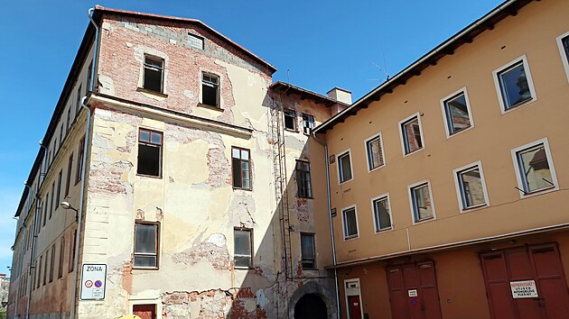 Nkdej paprnu v Hostinnm koupila od msta spolenost Coop Development, kter tu plnuje drustevn byty.