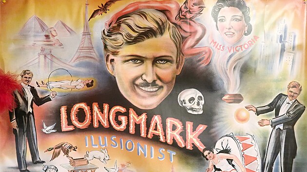 Plakt iluzionisty Jaroslava Longmarka Marka. Byl velmi vysok, proslavila ho vystoupen s liliputny.