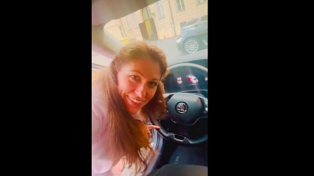 Ministryn spravedlnosti Eva Decroix ukazuje, co je volant.