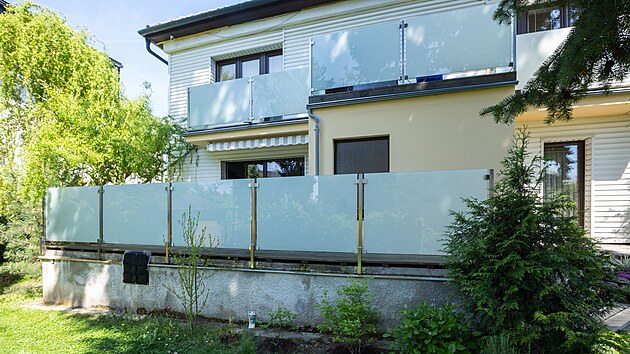 Dm disponuje velkou terasou i balkonem.