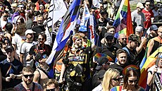 Na 12 a 14 tisíc lidí pilo podle organizátor na pochod hrdosti v...