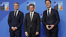 Slovinský premiér Robert Golob (uprosted) je na summitu NATO v Haagu vítán...